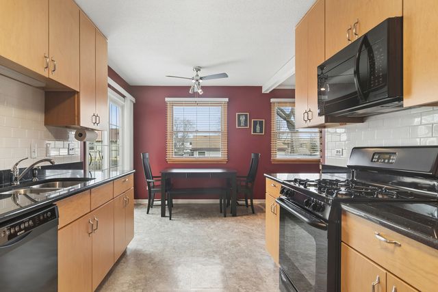 1032 W Park Place Drive, Bartlett, IL 60103