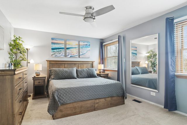 1032 W Park Place Drive, Bartlett, IL 60103