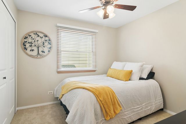 1032 W Park Place Drive, Bartlett, IL 60103