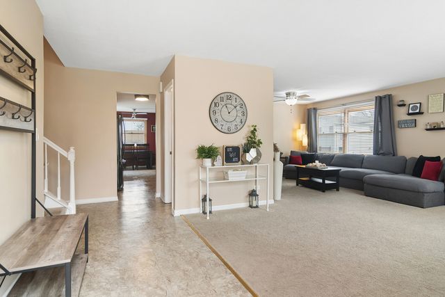 1032 W Park Place Drive, Bartlett, IL 60103