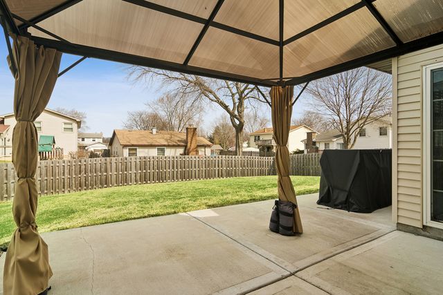 1032 W Park Place Drive, Bartlett, IL 60103