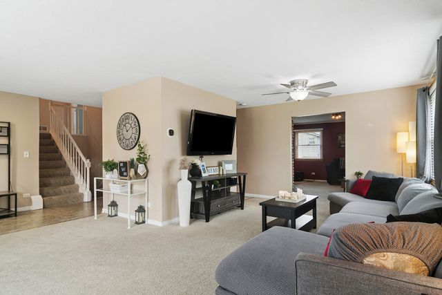 1032 W Park Place Drive, Bartlett, IL 60103