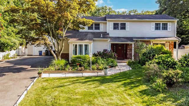 6 Marlon Lane, Hauppauge, NY 11788