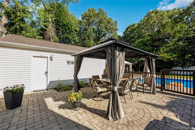 6 Marlon Lane, Hauppauge, NY 11788
