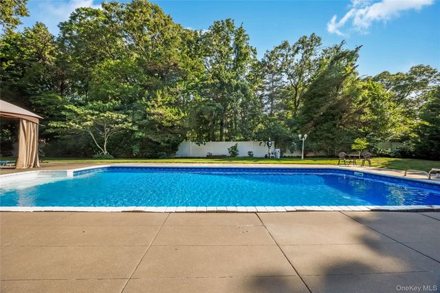6 Marlon Lane, Hauppauge, NY 11788