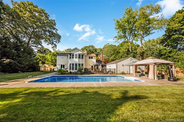 6 Marlon Lane, Hauppauge, NY 11788