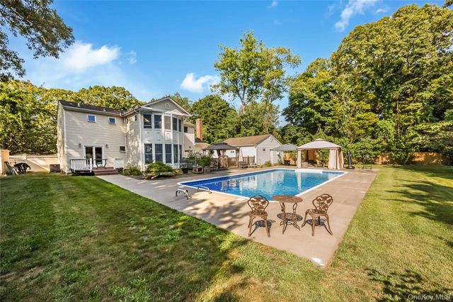 6 Marlon Lane, Hauppauge, NY 11788
