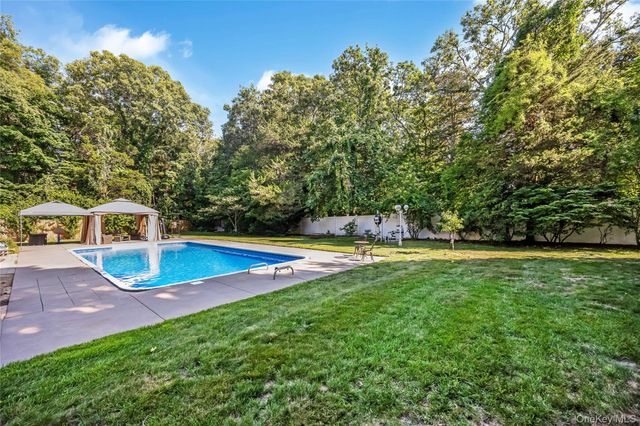 6 Marlon Lane, Hauppauge, NY 11788