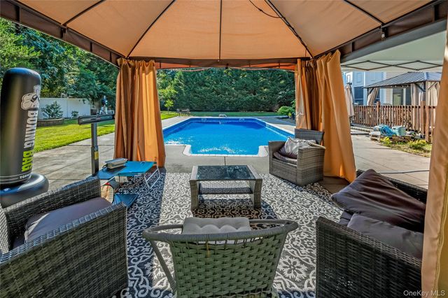 6 Marlon Lane, Hauppauge, NY 11788