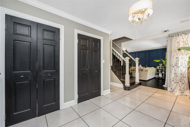 6 Marlon Lane, Hauppauge, NY 11788