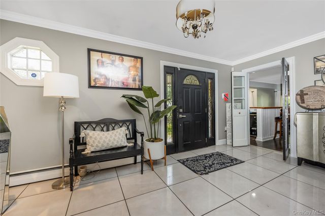6 Marlon Lane, Hauppauge, NY 11788