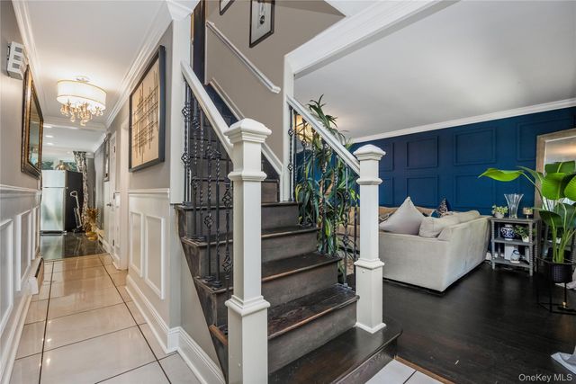 6 Marlon Lane, Hauppauge, NY 11788