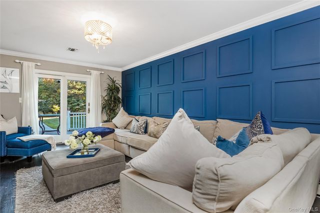6 Marlon Lane, Hauppauge, NY 11788