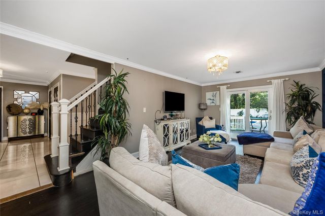 6 Marlon Lane, Hauppauge, NY 11788