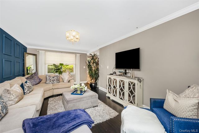 6 Marlon Lane, Hauppauge, NY 11788