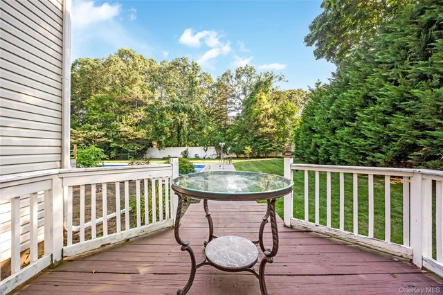 6 Marlon Lane, Hauppauge, NY 11788