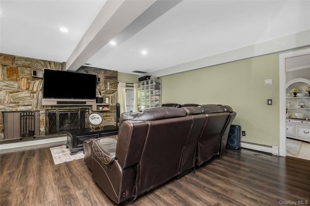 6 Marlon Lane, Hauppauge, NY 11788