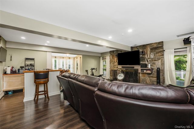6 Marlon Lane, Hauppauge, NY 11788