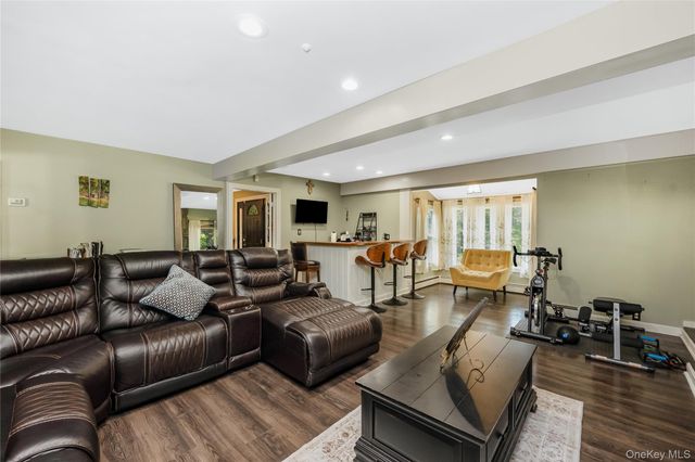6 Marlon Lane, Hauppauge, NY 11788