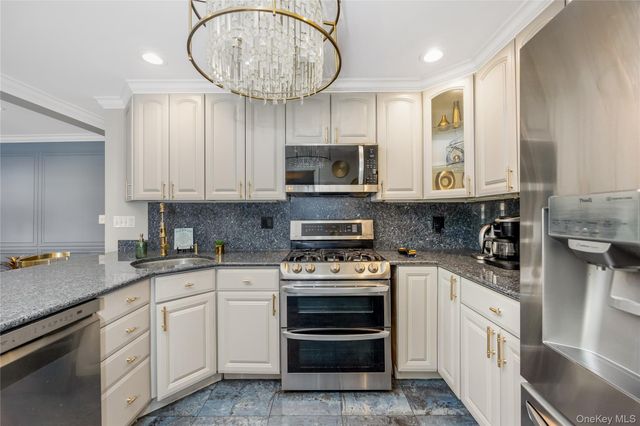 6 Marlon Lane, Hauppauge, NY 11788