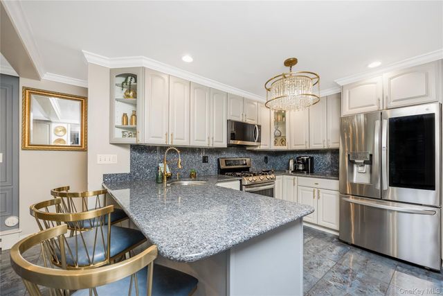 6 Marlon Lane, Hauppauge, NY 11788