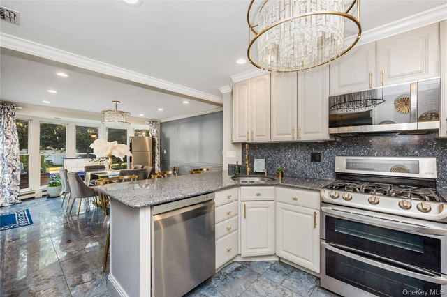 6 Marlon Lane, Hauppauge, NY 11788