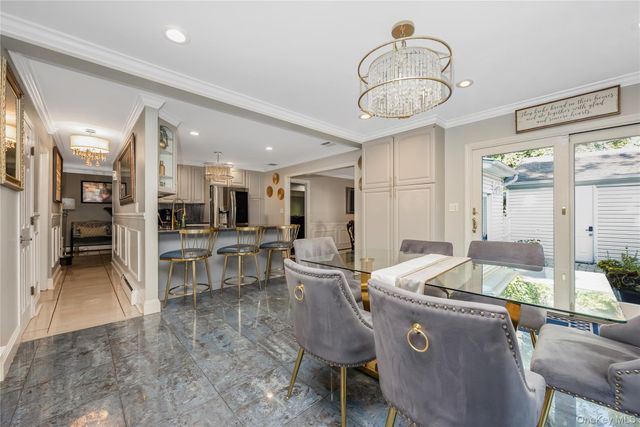 6 Marlon Lane, Hauppauge, NY 11788