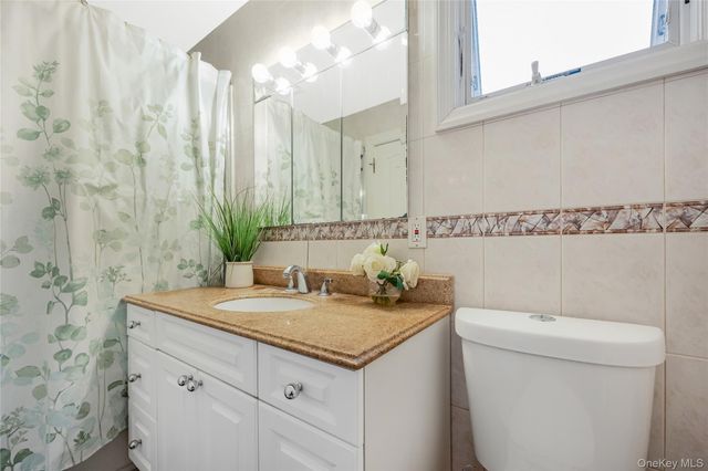 6 Marlon Lane, Hauppauge, NY 11788