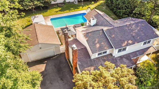 6 Marlon Lane, Hauppauge, NY 11788