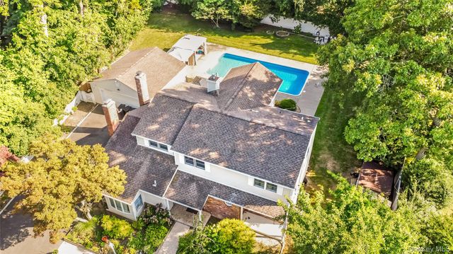 6 Marlon Lane, Hauppauge, NY 11788