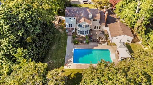6 Marlon Lane, Hauppauge, NY 11788