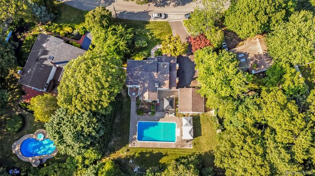 6 Marlon Lane, Hauppauge, NY 11788