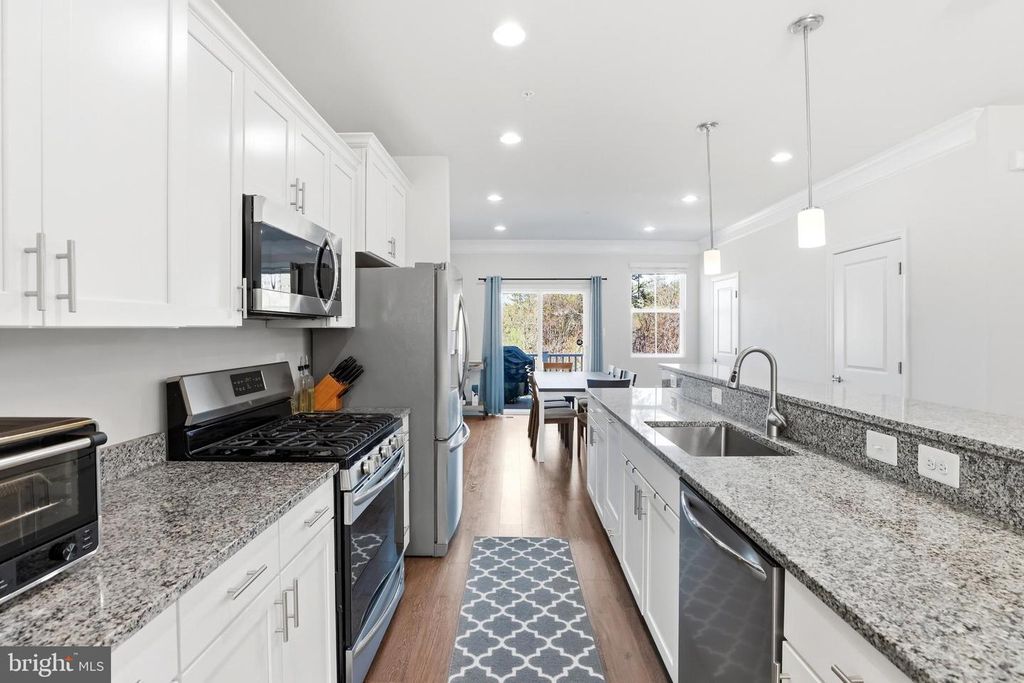 Image 10 of property listing at 7140 BANBURY DR, Hanover, MD 21076