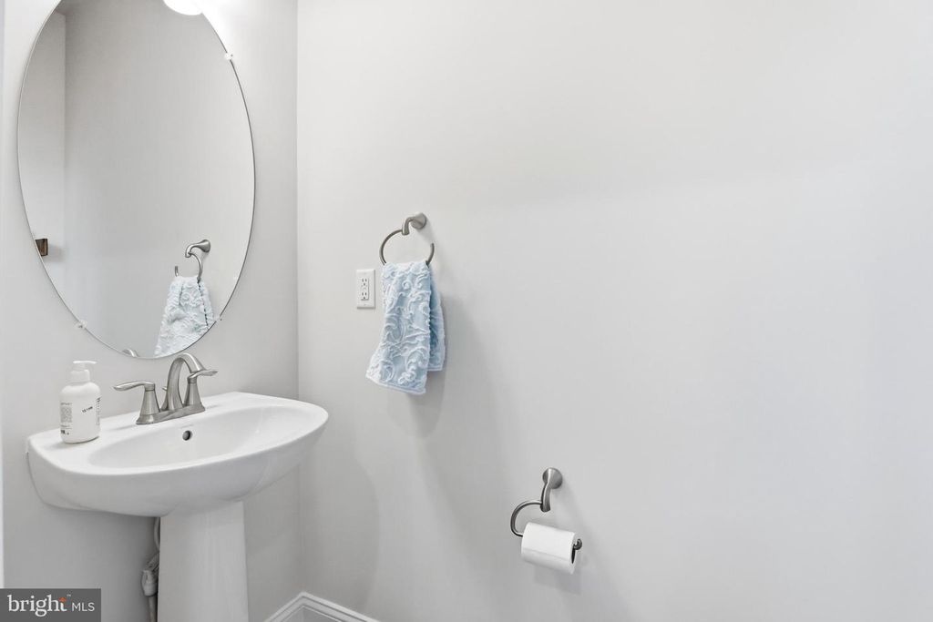 Image 14 of property listing at 7140 BANBURY DR, Hanover, MD 21076