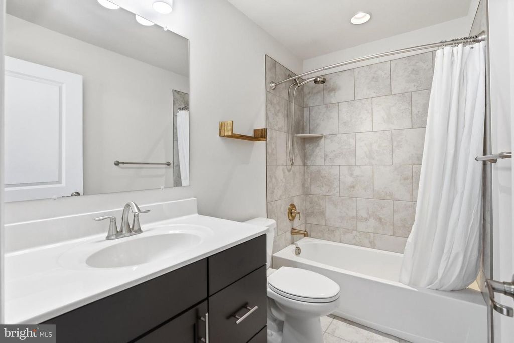 Image 24 of property listing at 7140 BANBURY DR, Hanover, MD 21076