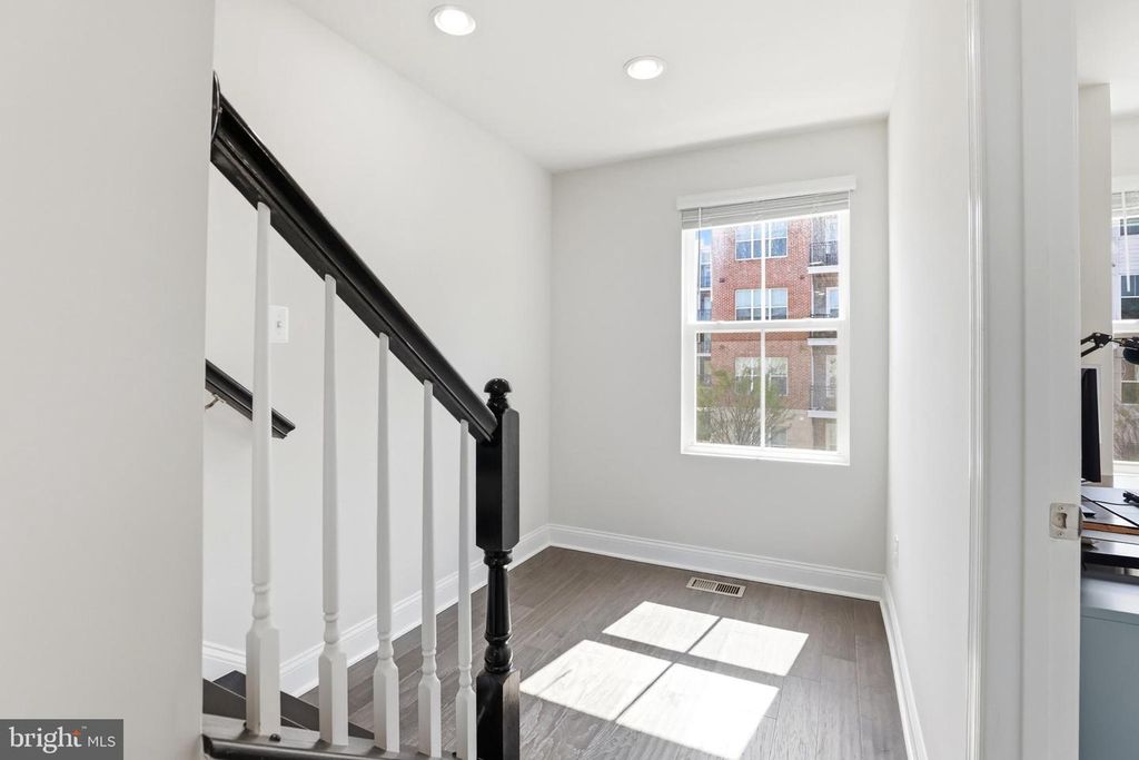 Image 25 of property listing at 7140 BANBURY DR, Hanover, MD 21076