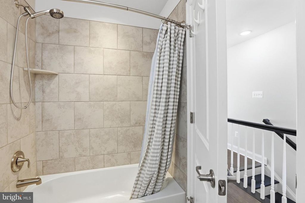 Image 30 of property listing at 7140 BANBURY DR, Hanover, MD 21076