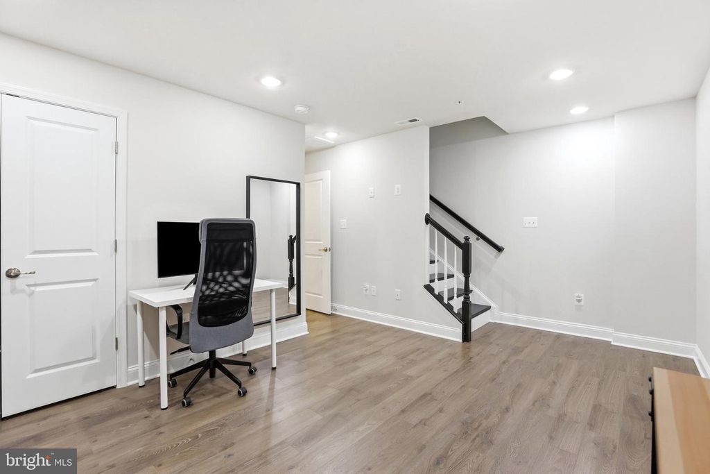 Image 35 of property listing at 7140 BANBURY DR, Hanover, MD 21076