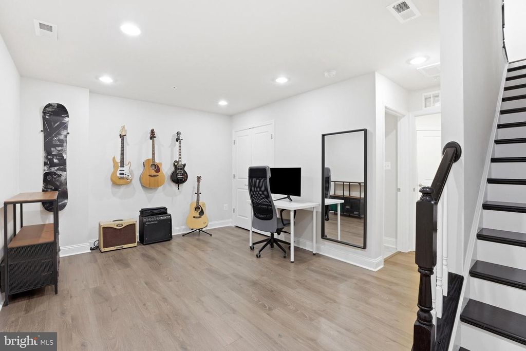 Image 36 of property listing at 7140 BANBURY DR, Hanover, MD 21076