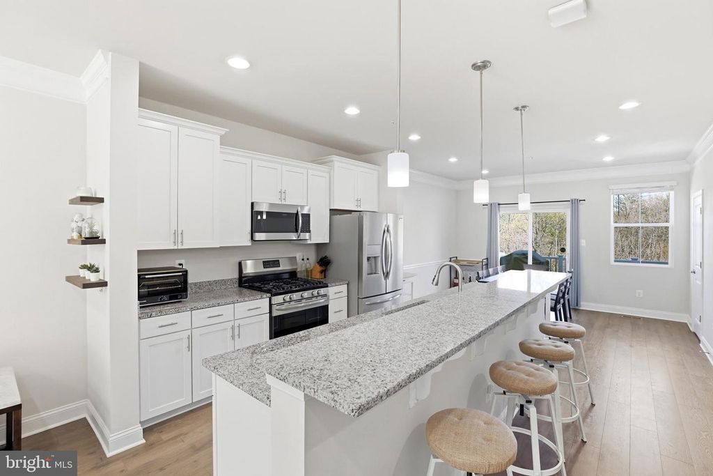 Image 9 of property listing at 7140 BANBURY DR, Hanover, MD 21076