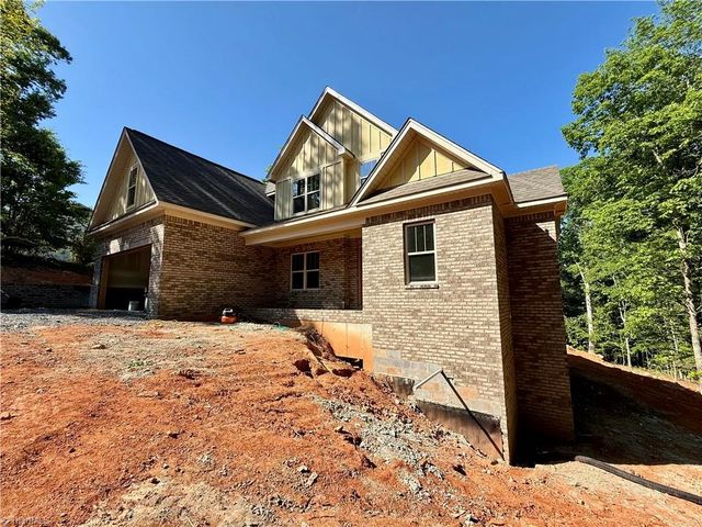 1050 E Chamberlin Drive, Asheboro, NC 27205