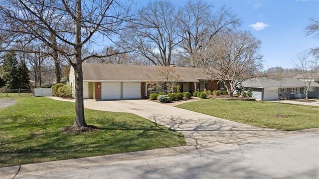 8912 Mohawk Lane, Leawood, KS 66206