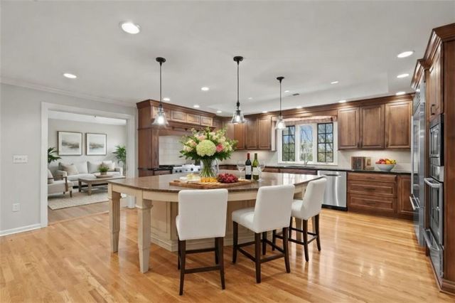 8912 Mohawk Lane, Leawood, KS 66206