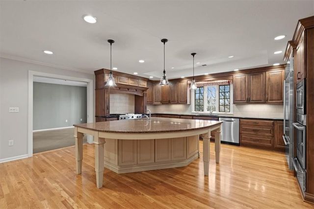 8912 Mohawk Lane, Leawood, KS 66206