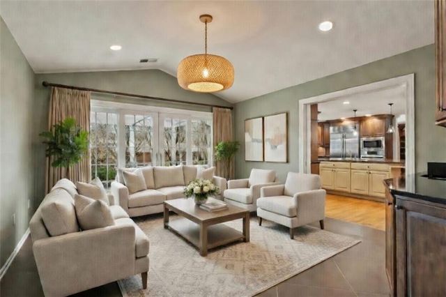 8912 Mohawk Lane, Leawood, KS 66206