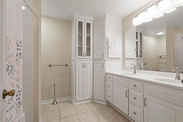 8912 Mohawk Lane, Leawood, KS 66206