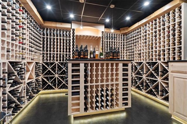 8912 Mohawk Lane, Leawood, KS 66206