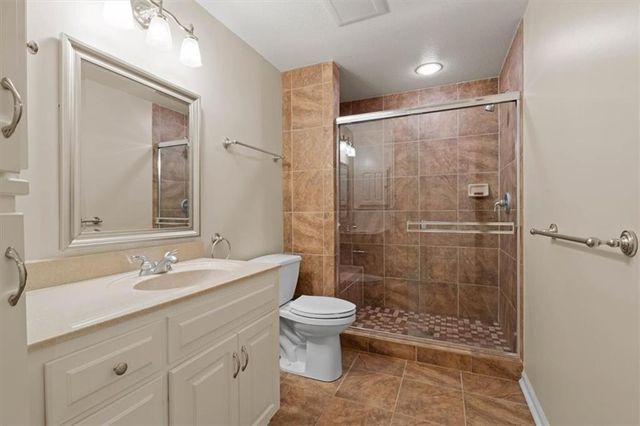 8912 Mohawk Lane, Leawood, KS 66206