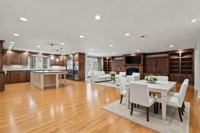 8912 Mohawk Lane, Leawood, KS 66206