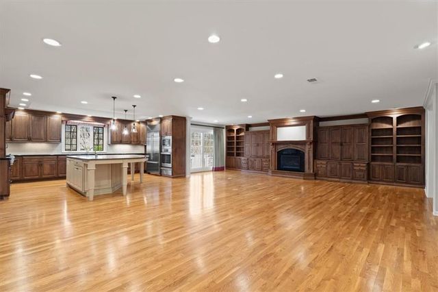 8912 Mohawk Lane, Leawood, KS 66206